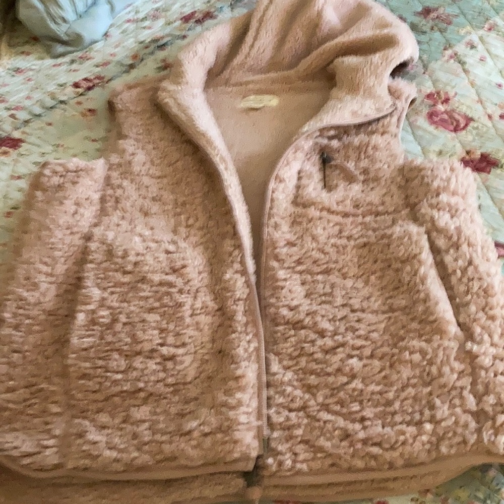 Ladies dusty pink soft hooded Sherpa vest. New never worn - Picture 1 of 7